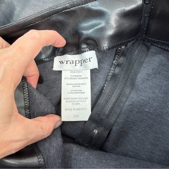 Wrapper Women’s small Black Faux Leather Zip-Up vest Top and 3/4 Skirt Set - Picture 6 of 15